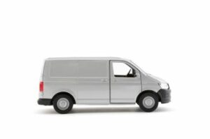 Image d'un véhicule utilitaire léger gris isolé sur fond blanc, illustrant un exemple typique de VUL concerné par les régulations de TVA pour les entreprises.